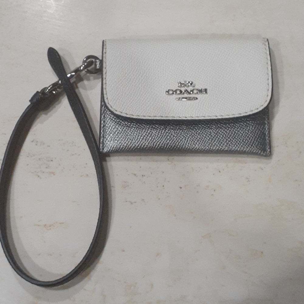 New with out tags and box. Coach small wristlet